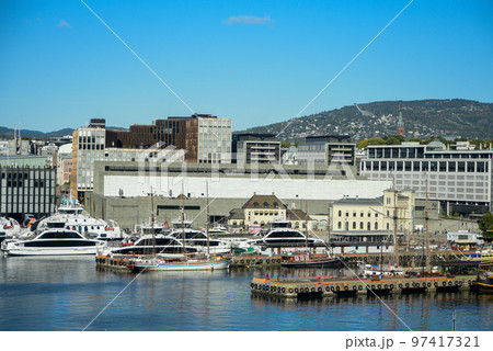 ノルウェーの首都オスロの美しい港湾風景 97417321