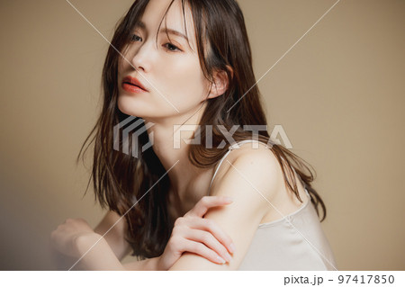 ベージュのドレスの女性　 97417850
