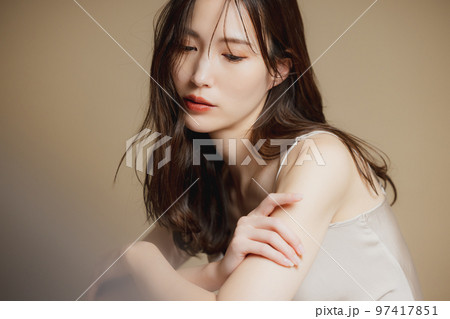 ベージュのドレスの女性　 97417851