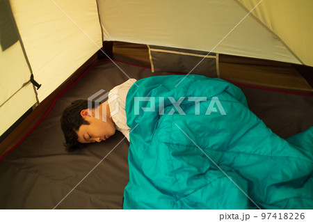 テントで熟睡する子ども 97418226