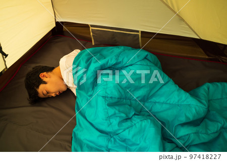 テントで熟睡する子ども 97418227