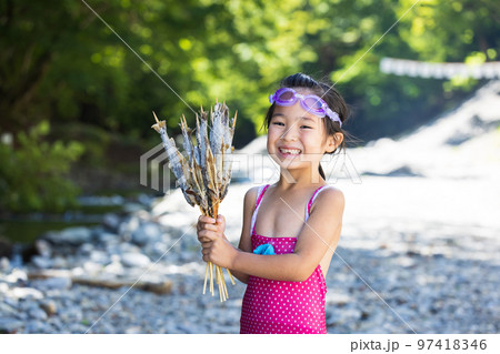 川遊びを楽しむ子供 97418346