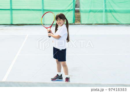 テニスを楽しむ子供 97418383