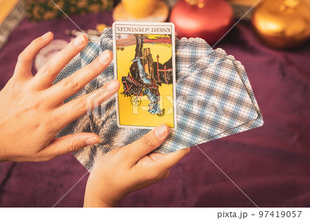 タロット占いをする女性 97419057