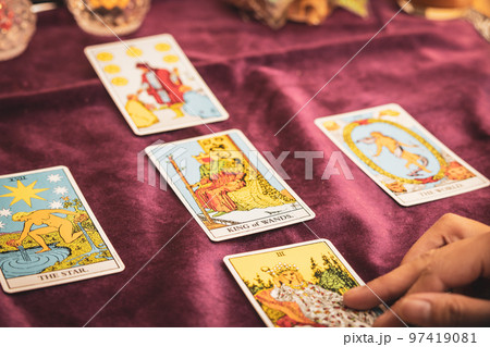 タロット占いをする女性 タロット占いをする女性 97419081
