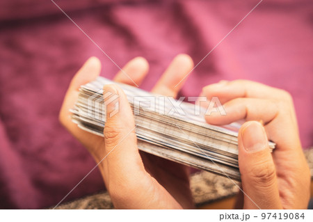 タロット占いをする女性 97419084