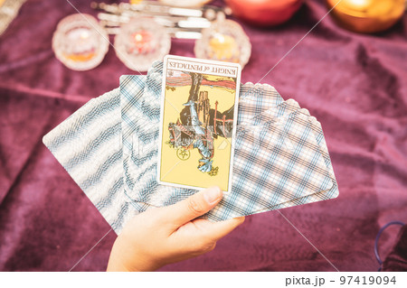 タロット占いをする女性 タロット占いをする女性 97419094