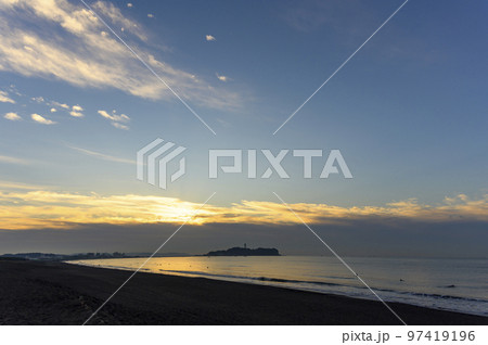 辻堂海岸より夜明けの江の島を望む 辻堂海岸より夜明けの江の島を望む 97419196