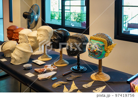 タイの伝統芸能「コーン」で使用される仮面の製作工程 97419756