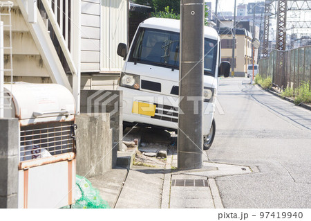 片側乗り上げ駐車 97419940