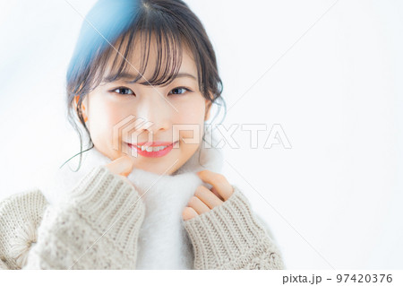 女性　冬　スキンケア 97420376