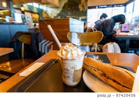 カフェでの昼食 97420456