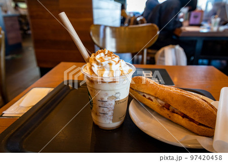 スターバックスのフラペチーノとパニーニ 97420458