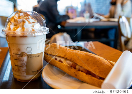 カフェでのランチ 97420461