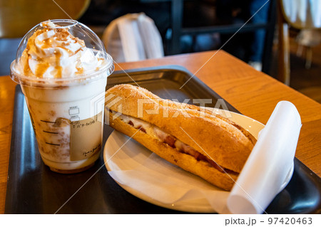 カフェでのおしゃれな昼食 カフェでのおしゃれな昼食 97420463