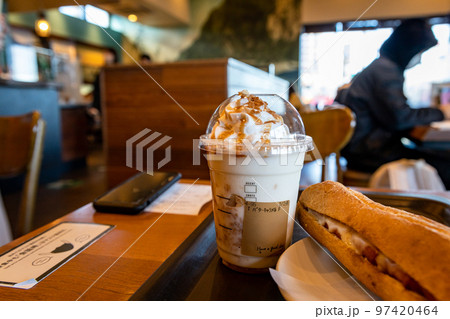 フラッペとパニーニとカフェの風景 97420464