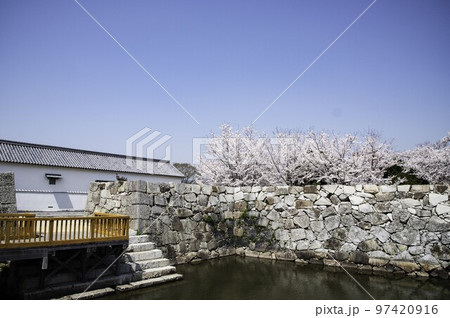 桜咲く「赤穂城址」水手門、瀬戸内海への出入り口 桜咲く「赤穂城址」水手門、瀬戸内海への出入り口 97420916