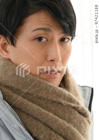 マフラーを巻いた若い男性 マフラーを巻いた若い男性 97421188
