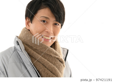 マフラーを巻いた若い男性 マフラーを巻いた若い男性 97421191