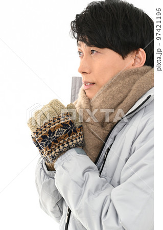 マフラーを巻いて手袋をした若い男性 97421196