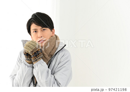 マフラーを巻いて手袋をした若い男性 マフラーを巻いて手袋をした若い男性 97421198