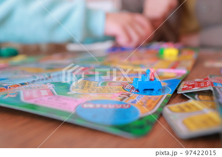 家族でボードゲーム(すごろく)を楽しむ 家族でボードゲーム(すごろく)を楽しむ 97422015