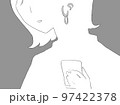 携帯を見るピアスをした女性 97422378