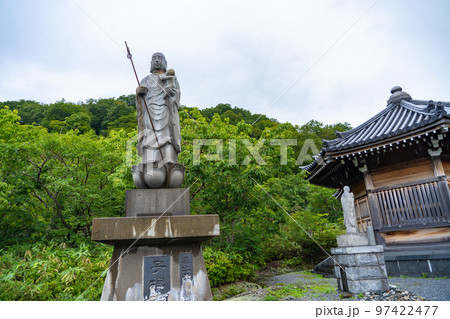 霊場恐山　恐山菩提寺　子抱地蔵尊（青森県むつ市） 97422477