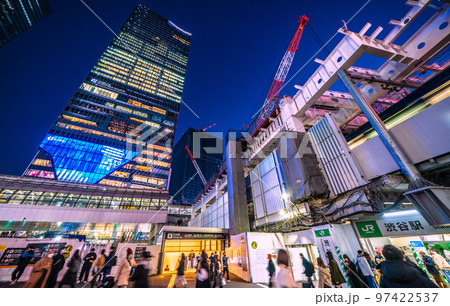 日本の東京都市景観　渋谷駅やオフィスビル群。桜丘口再開発のビルの外観が完成間近に＝12月18日 97422537