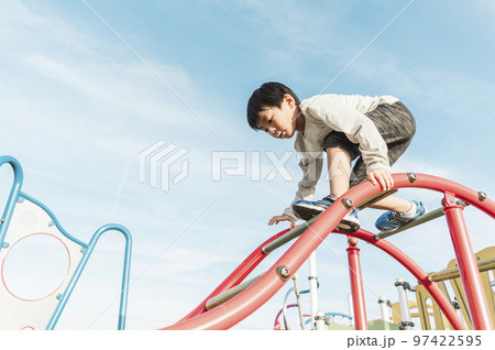 公園の遊具で遊ぶ5歳の男の子 97422595