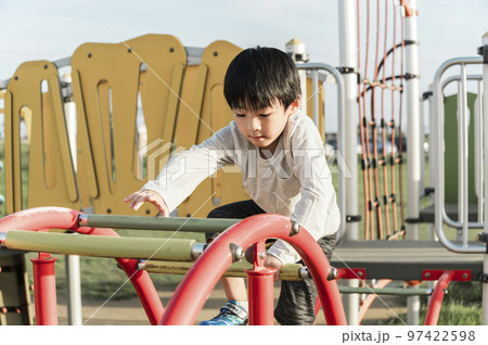 公園の遊具で遊ぶ5歳の男の子 公園の遊具で遊ぶ5歳の男の子 97422598