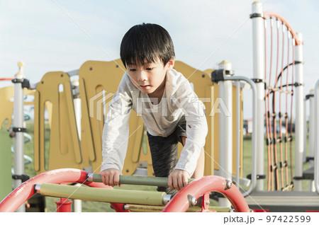 公園の遊具で遊ぶ5歳の男の子 97422599