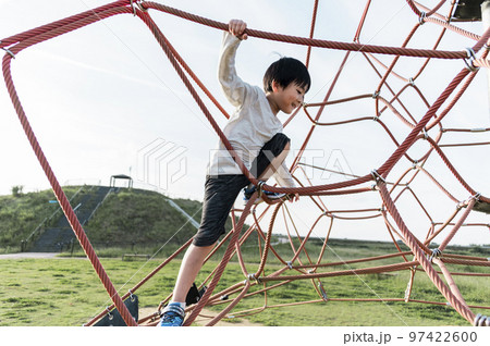 公園の遊具で遊ぶ5歳の男の子 公園の遊具で遊ぶ5歳の男の子 97422600