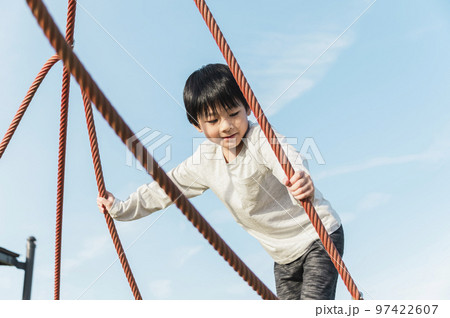 公園の遊具で遊ぶ5歳の男の子 公園の遊具で遊ぶ5歳の男の子 97422607