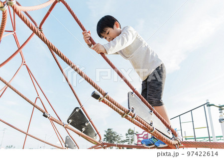 公園の遊具で遊ぶ5歳の男の子 公園の遊具で遊ぶ5歳の男の子 97422614