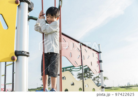 公園の遊具で遊ぶ5歳の男の子 97422625