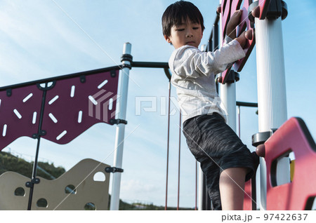 公園の遊具で遊ぶ5歳の男の子 公園の遊具で遊ぶ5歳の男の子 97422637