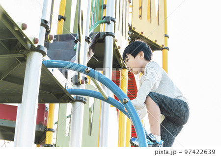 公園の遊具で遊ぶ5歳の男の子 公園の遊具で遊ぶ5歳の男の子 97422639