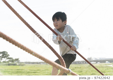 公園の遊具で遊ぶ5歳の男の子 公園の遊具で遊ぶ5歳の男の子 97422642