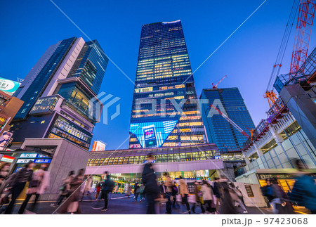 日本の東京都市景観　渋谷駅やオフィスビル群。桜丘口再開発のビルの外観が完成間近に＝12月18日 97423068