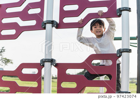 公園の遊具で遊ぶ5歳の男の子 97423074