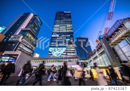 日本の東京都市景観　渋谷駅やオフィスビル群。桜丘口再開発のビルの外観が完成間近に＝12月18日 97423167