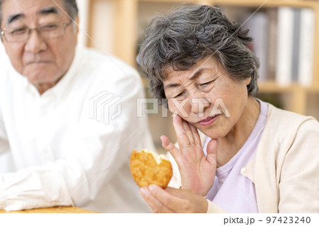 固い食べ物が食べづらいシニア女性 固い食べ物が食べづらいシニア女性 97423240