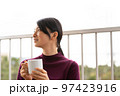 ホテルのテラスでくつろいでいる女性 ホテルのテラスでくつろいでいる女性 97423916