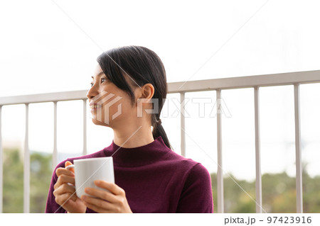 ホテルのテラスでくつろいでいる女性 ホテルのテラスでくつろいでいる女性 97423916