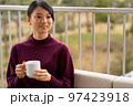 ホテルのテラスでくつろいでいる女性 ホテルのテラスでくつろいでいる女性 97423918