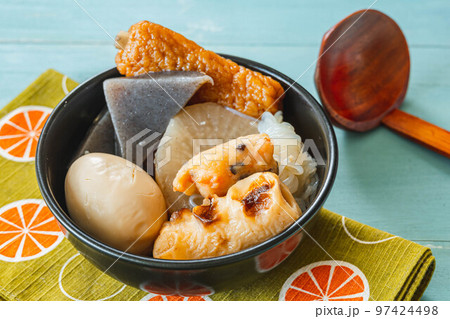 黒い器に入ったおでんと杓子 97424498