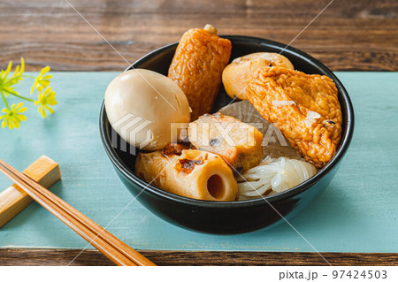 黒い器に入ったおでん 97424503