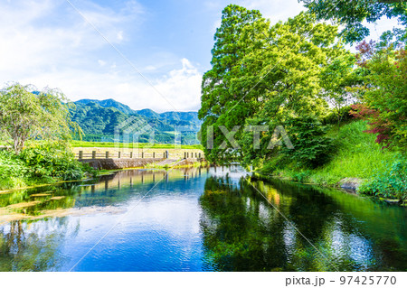 美しい南阿蘇村にある水源風景(小池水源)観光名所：名水百選の小池水源 97425770