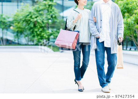 ショッピングに出かける夫婦　撮影協力：LINK FOREST 97427354